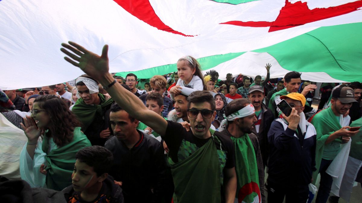 شاهد: الجزائريون يخرجون مجددا إلى الشوارع للمطالبة برحيل النخبة الحاكمة