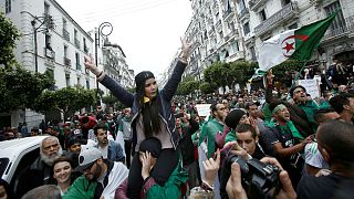صدها هزار الجزایری خواستار برکناری رئیس‌جمهور و نخست‌وزیر موقت شدند