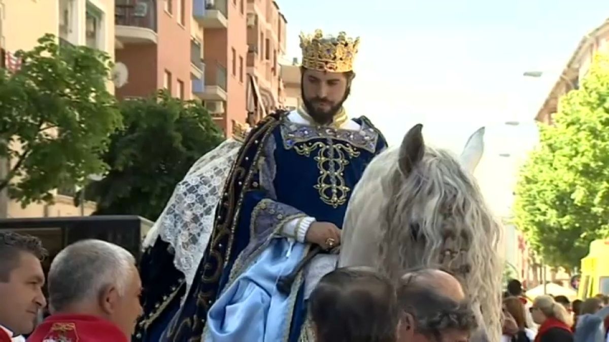 شاهد: ملوك وأحصنة مزركشة في مهرجان خيول الخمر في اسبانيا