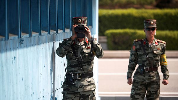 ضابطان في جيش كوريا الشمالية ضابطان في جيش كوريا الشمالية
