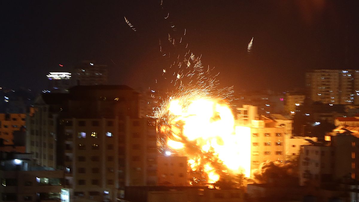 İsrail, Gazze'yi havadan vurdu