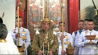 7,3 kilogrammos a thai király koronája
