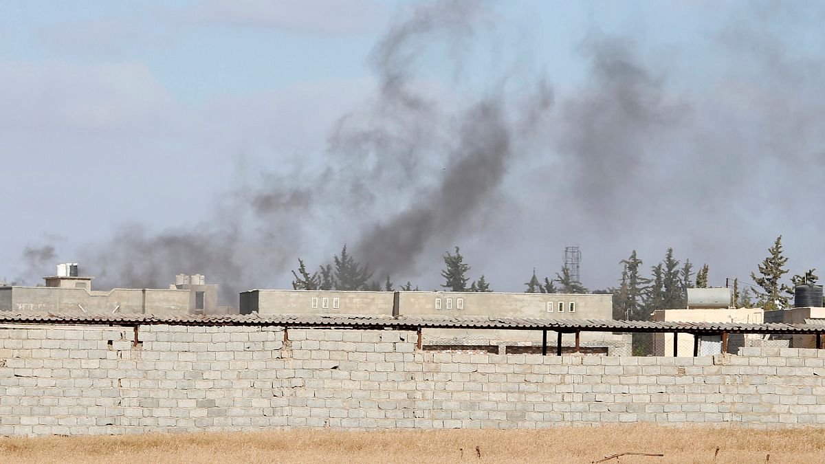 الدخان يتصاعد من أحد جبهات القتال في ليبيا