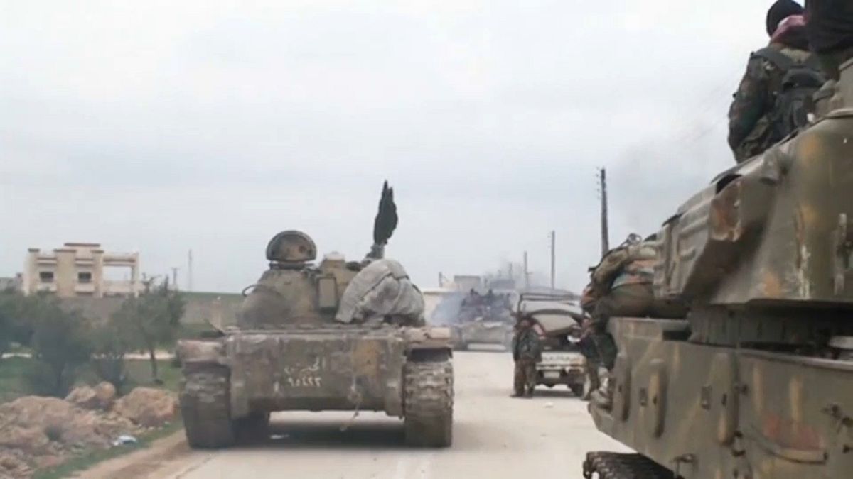 الحكومة السورية تعزز تواجدها العسكري بالقرب من إدلب