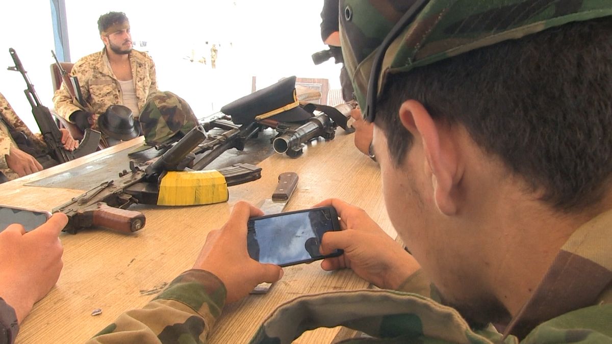 Libya'da askerler cephedeki savaşa telefon oyunu ile hazırlanıyor