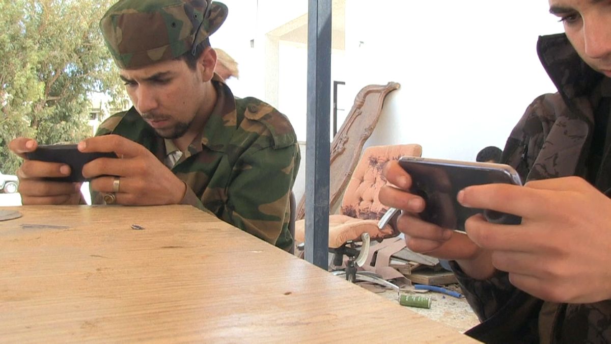 مقاتلان من قوات مصراتة يلعبان "ببجي"