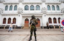 جندي سريلانكي من القوات الخاصة يقف أمام مسجد في العاصمة كولومبو