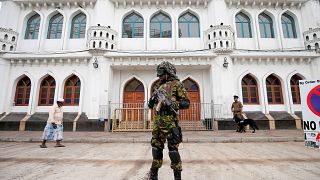 جندي سريلانكي من القوات الخاصة يقف أمام مسجد في العاصمة كولومبو