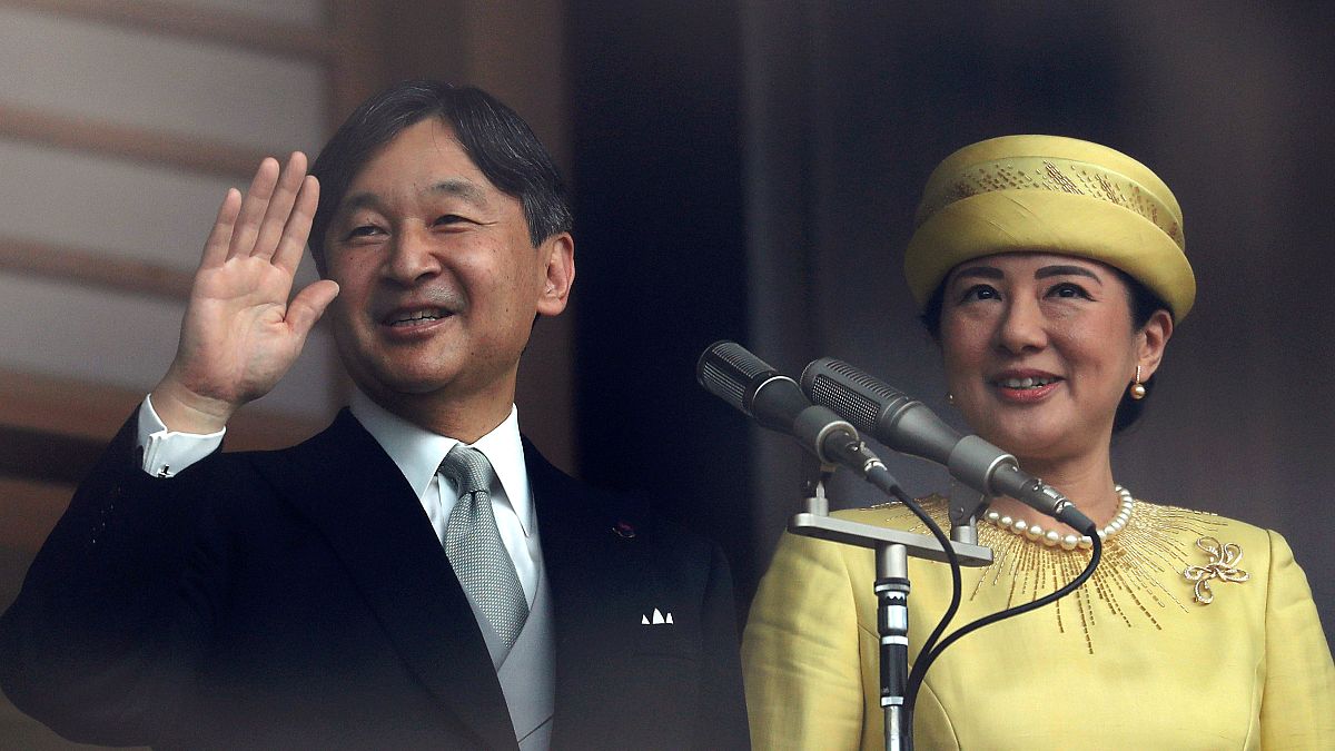 Japonya'nın yeni imparatoru Naruhito sarayın balkonundan halkı selamladı