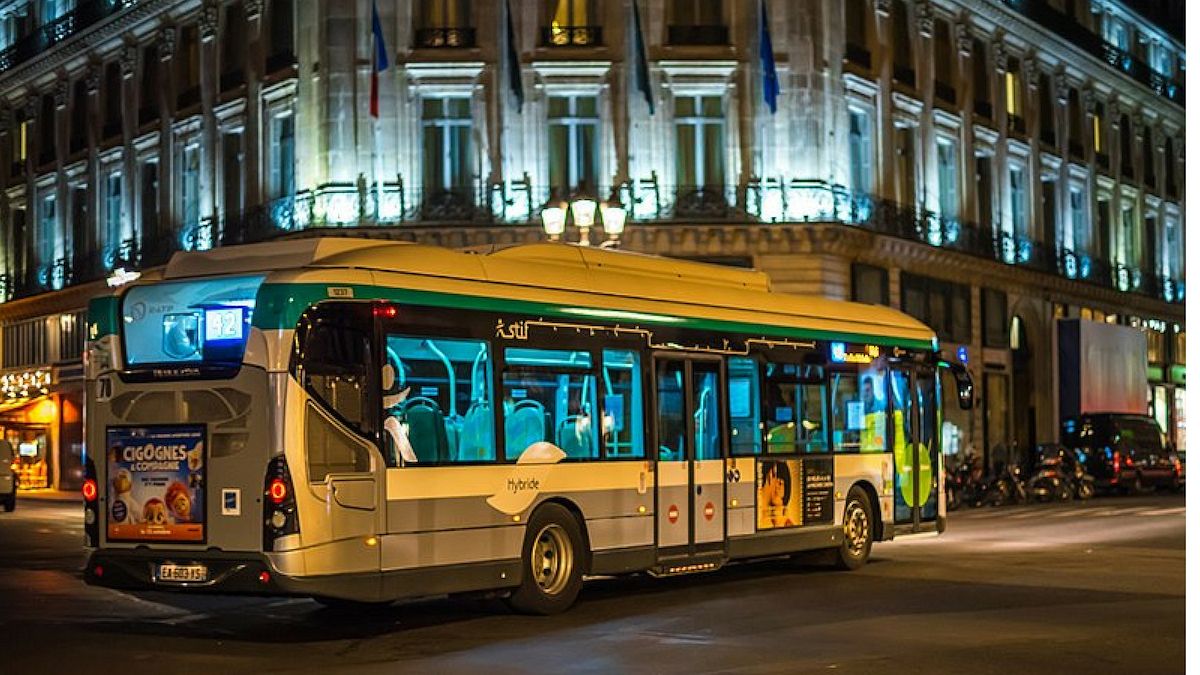 راننده یک اتوبوس در پاریس از سوار کردن «زنی با دامن کوتاه» خودداری کرد