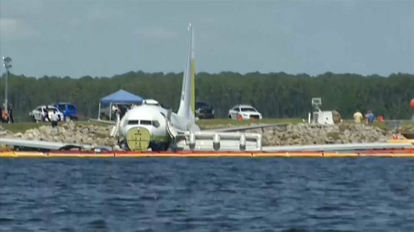 Horrorlandung im Fluss: Boeing 737 rutscht über die Landebahn Horrorlandung im Fluss: Boeing 737 rutscht über die Landebahn