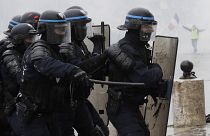Paris'te eylemcinin pantolonuna cop sokan polis hakkında soruşturma