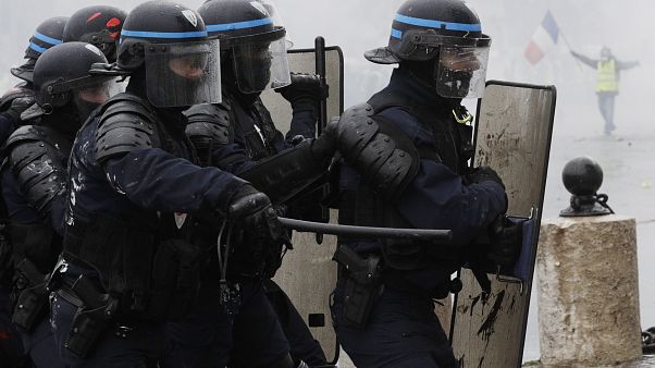 Paris'te eylemcinin pantolonuna cop sokan polis hakkında soruşturma Paris'te eylemcinin pantolonuna cop sokan polis hakkında soruşturma