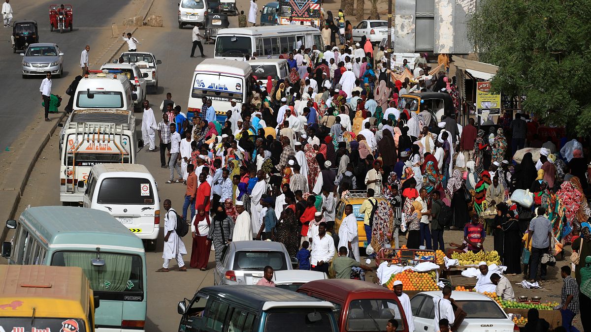 السودان يواجه أزمة وقود وتفاقم أزمة السيولة