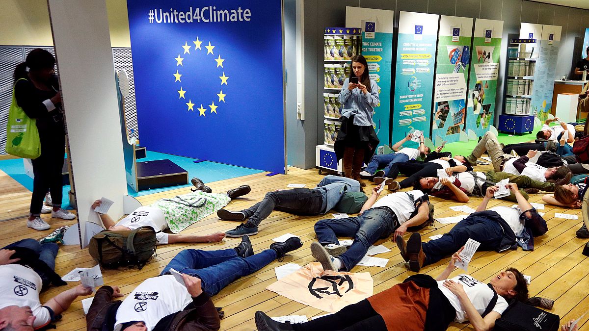 نشطاء من مجموعة "تمرد انقراض" في مقر المفوضية الأوروبية في بروكسل 