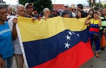 Guaidó ruft Zivilisten zu den Kasernen - Maduro setzt aufs Militär