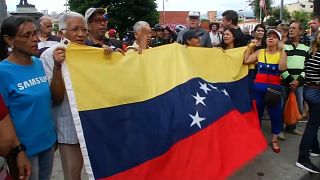 Guaidó no logra llevar su mensaje a los militares, Maduro sí
