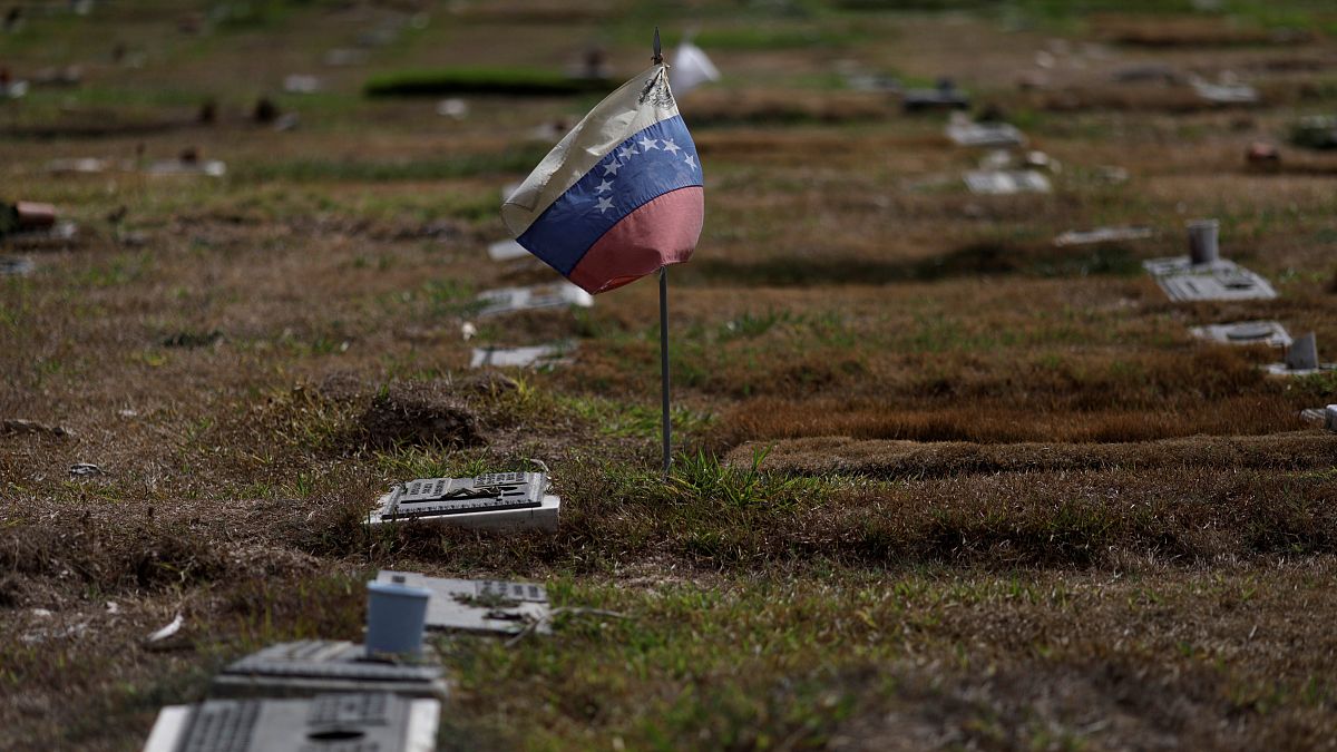 علم فنزويلا في إحدى المقابر في كراكاس