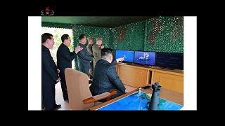 زعيم كوريا الشمالية يشرف على تدريبات على إطلاق صواريخ