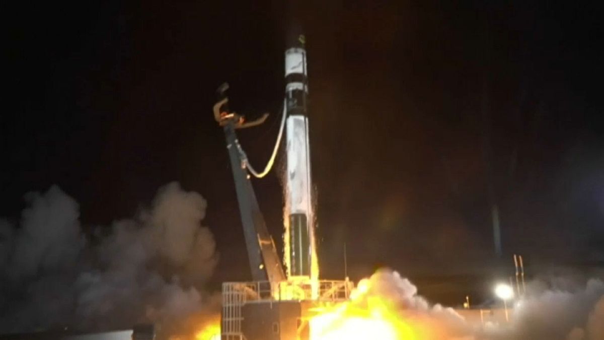شاهد: إطلاق صاروخ من طراز إلكترون يحمل 3 أقمار صناعية بنيوزيلندا