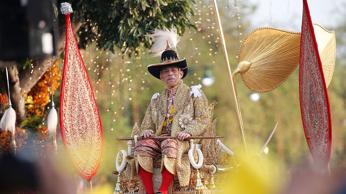 شاهد: موكب ملك تايلاند الجديد في شوارع بانكوك