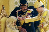 Brunei, eşcinsel ilişkiye ve zinaya getirdiği recm cezasını erteledi