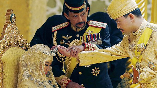 Brunei, eşcinsel ilişkiye ve zinaya getirdiği recm cezasını erteledi Brunei, eşcinsel ilişkiye ve zinaya getirdiği recm cezasını erteledi