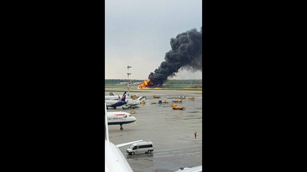 Aereo in fiamme a Mosca, 13 morti e feriti gravi Aereo in fiamme a Mosca, 13 morti e feriti gravi