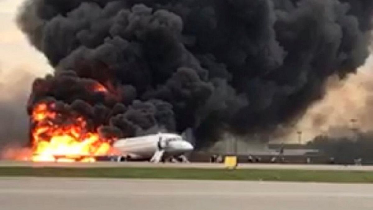 Mosca: aereo in fiamme, 41 morti