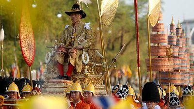 ویدئو؛ دسته‌روی پادشاه جدید تایلند در خیابان‌های بانکوک