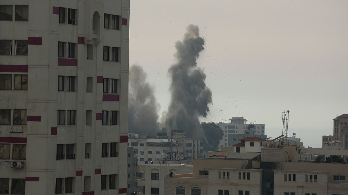 دخان يتصاعد عقب غارة جوية إسرائيلية على غزة يوم الأحد