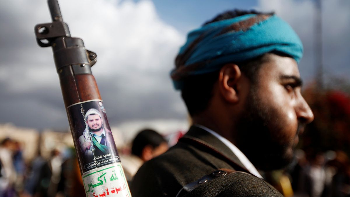 مقاتل مؤيد لجماعة الحوثي في العاصمة اليمنية صنعاء