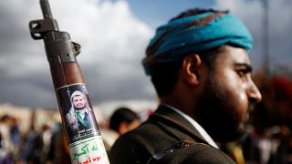 مقاتل مؤيد لجماعة الحوثي في العاصمة اليمنية صنعاء
