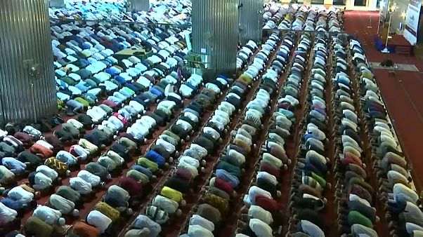 نماز جماعت در اندونزی به مناسب آغاز ماه رمضان نماز جماعت در اندونزی به مناسب آغاز ماه رمضان