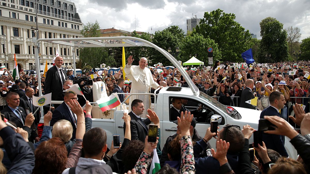 Болгары приветствуют папу Римского