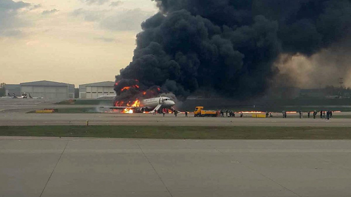Avião do voo SU1492 em chamas após aterragem de emergência em Sheremetyevo 