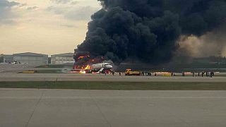 Avião do voo SU1492 em chamas após aterragem de emergência em Sheremetyevo