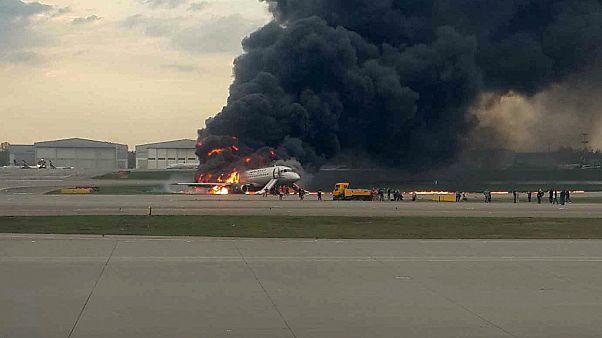Avião do voo SU1492 em chamas após aterragem de emergência em Sheremetyevo Avião do voo SU1492 em chamas após aterragem de emergência em Sheremetyevo