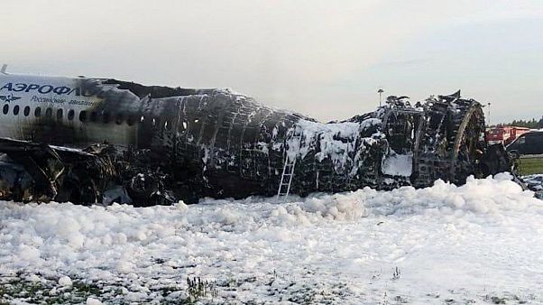 Al menos 40 muertos en el avión incendiado en Moscú Al menos 40 muertos en el avión incendiado en Moscú