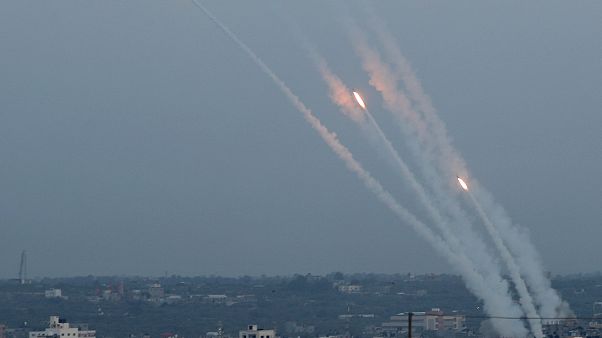 Nach den heftigen Gewaltausbrüchen schweigen die Waffen Nach den heftigen Gewaltausbrüchen schweigen die Waffen