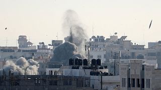 قذيفة تسقط فيما يتصاعد الدخان خلال الغارات الجوية الإسرائيلية على غزة 