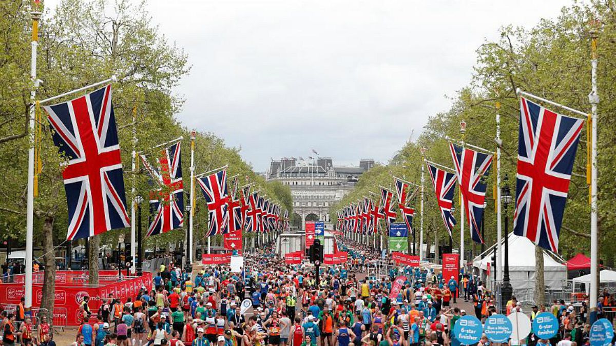 Londra Maratonu'nu koşan hemşirenin rekoru 'eteğe' takıldı