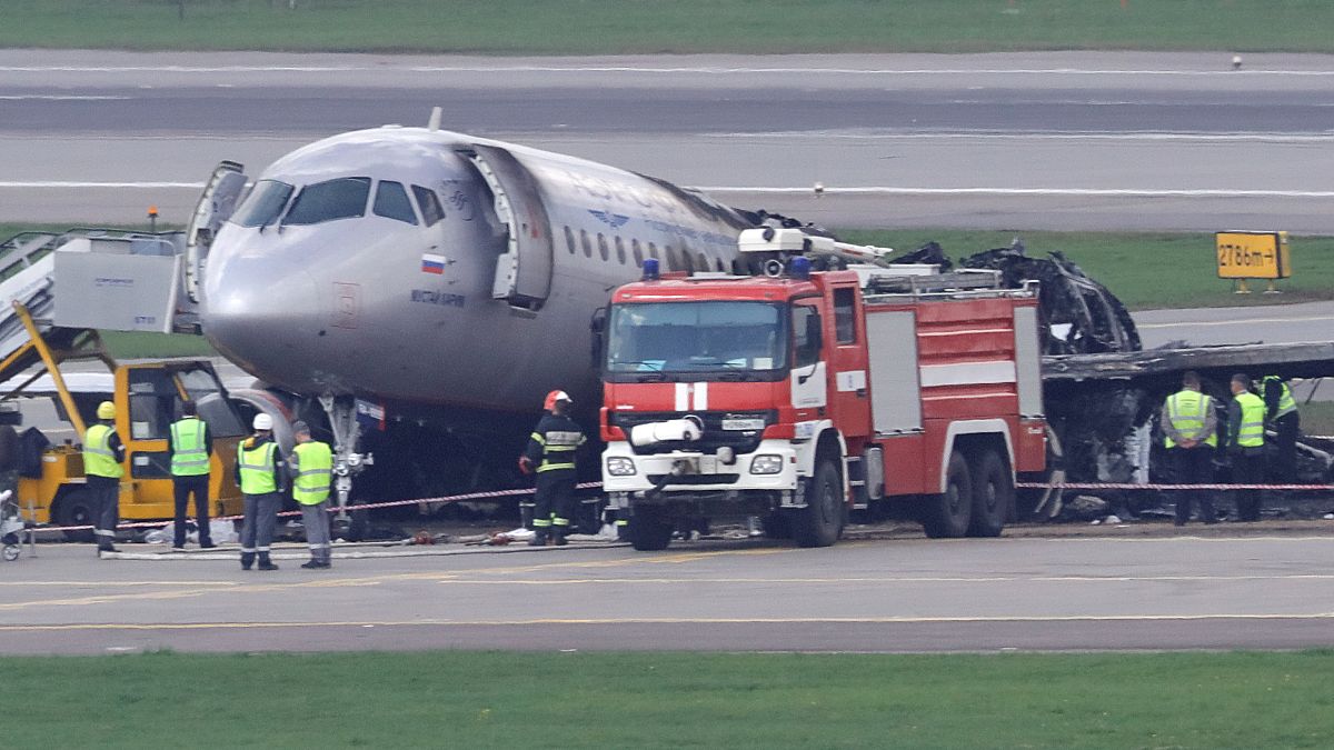 Rusya'daki uçak kazası: Pilot yakıtı boşaltmamış, yolcular bavullarını almaya çalışmış