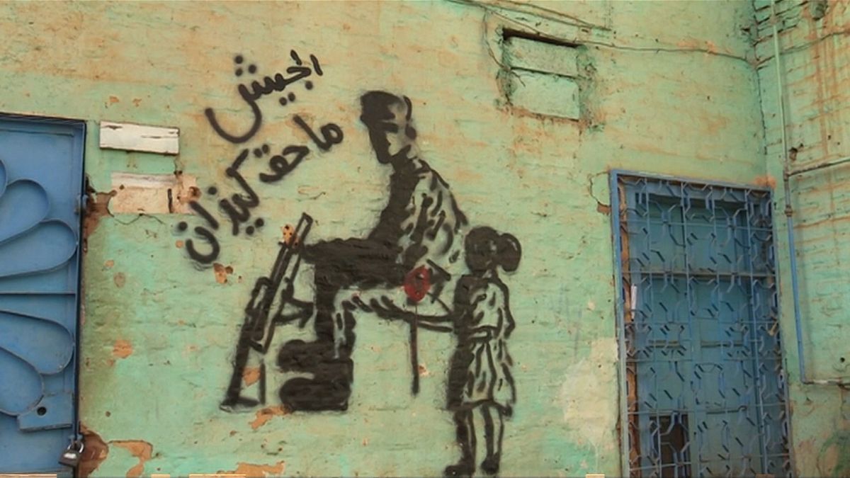 شاهد.. السودان يُوثق ثورته على البشير من خلال لوحة فنية