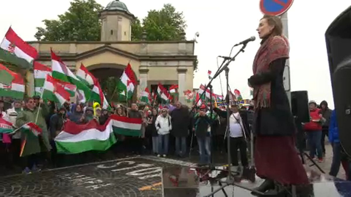 Verärgerte Ungarn singen Hymne vor Parlament in Bratislava