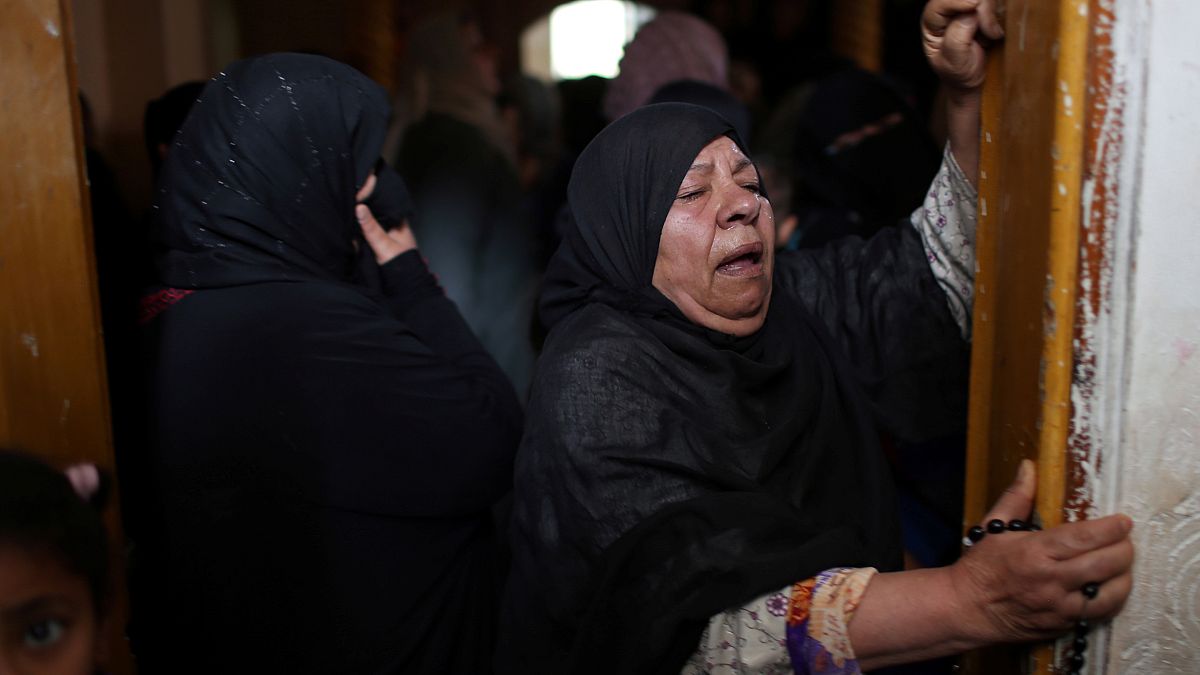 امرأة تبكي أحد أقاربها من ضحايا ضربة جوية إسرائيلية على غزة
