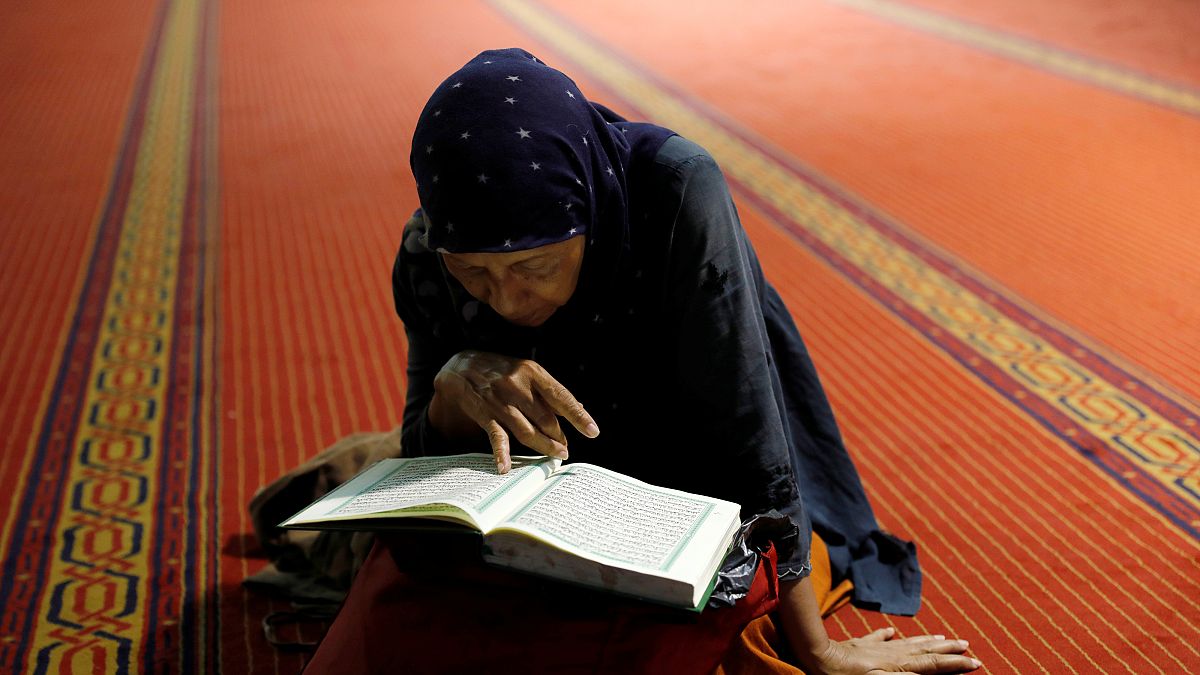 امرأة تقرأ القرآن إثر صلاة الصبح في أحد مساجد العاصمة الاندونيسية جاكارتا