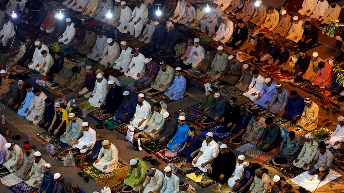 Des musulmans pakistanais assistent à la prière du soir 