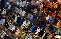 Des musulmans pakistanais assistent à la prière du soir