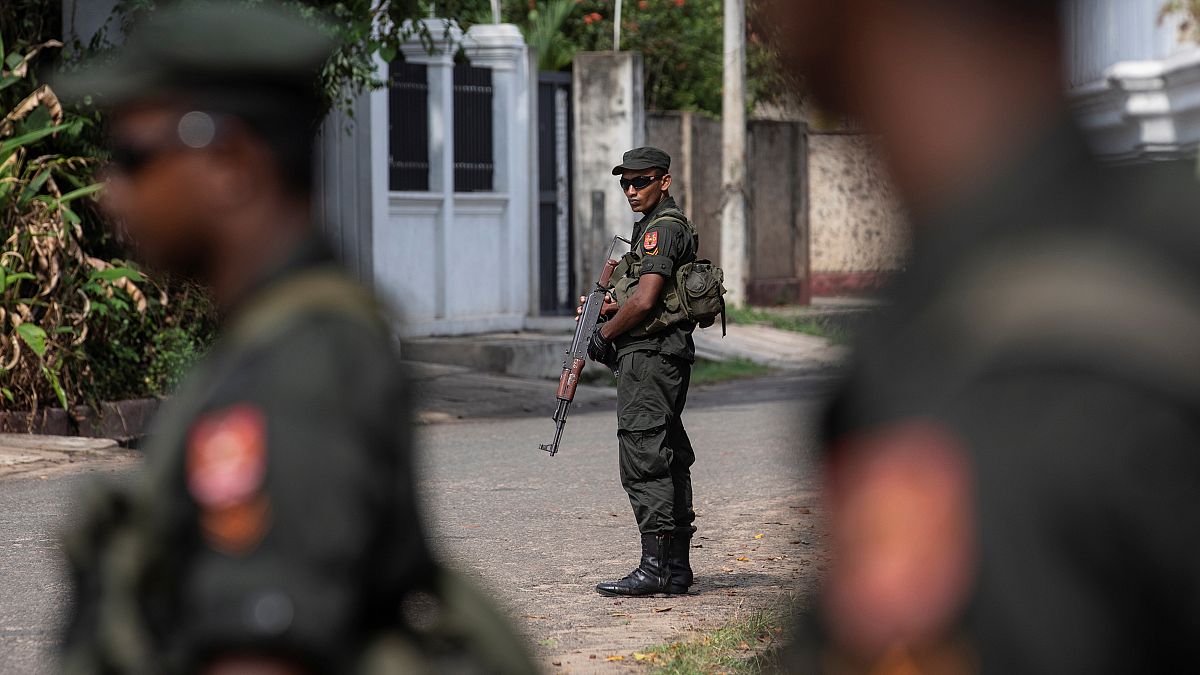 أفراد من قوات الأمن يحرسون كنيسة في سريلانكا يوم الأول من مايو أيار 2019